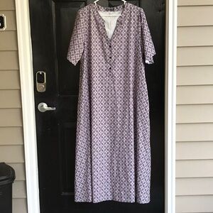 Nice black and grey polyester maxi dress in grey and black. Size XXL.